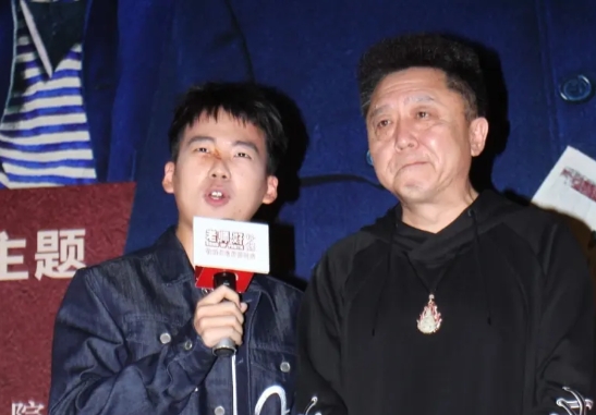郭麒麟宋轶再传绯闻，郭德纲神助攻 
在之前的一次节目里，郭德纲打趣郭麒麟吻戏和与