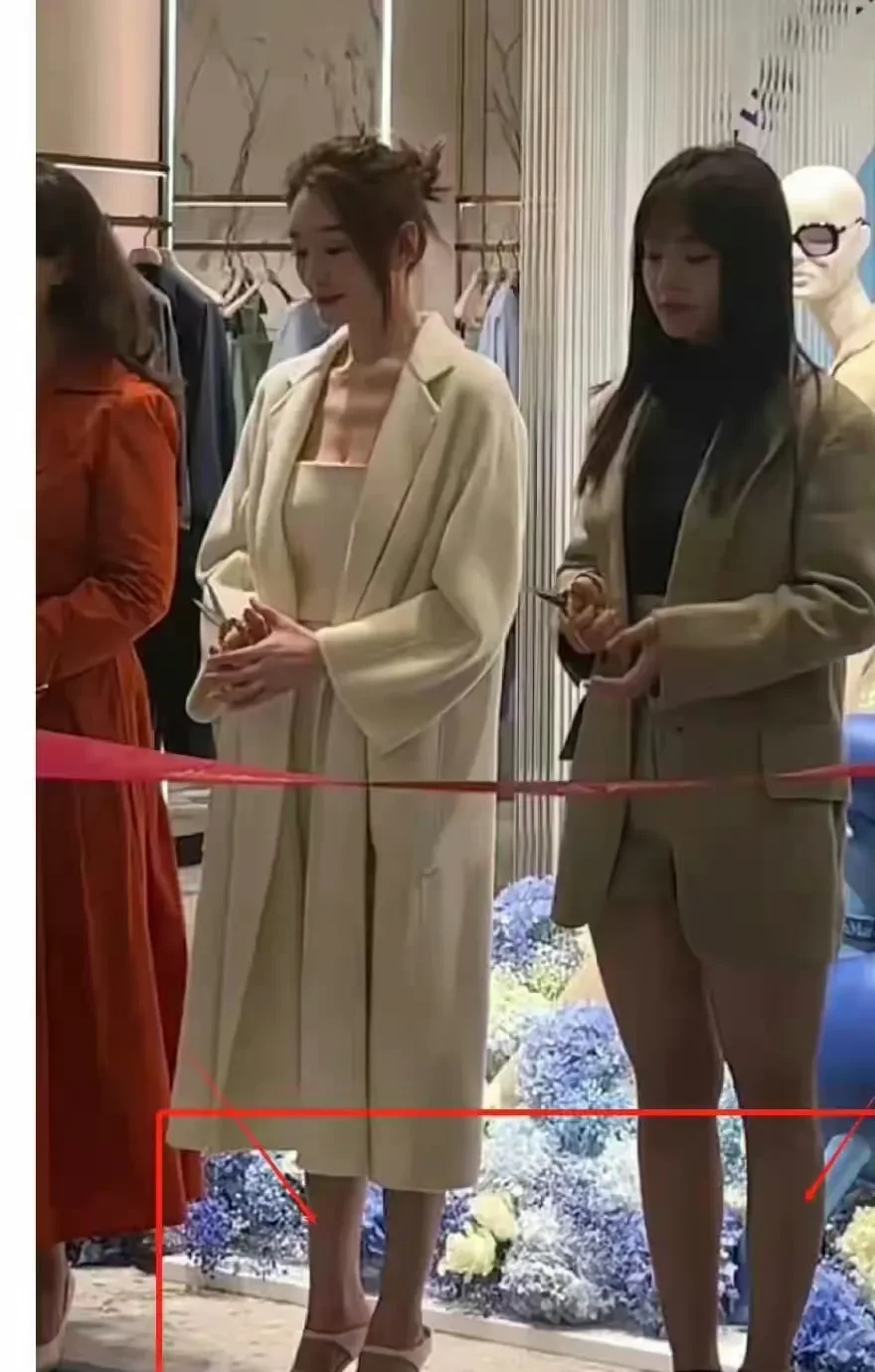 李小冉在北京SKP剪彩的照片，姐是真的瘦