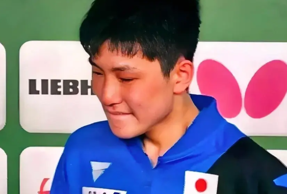 张本智和彻底走下坡路了，估计这会哭晕在厕所里！
哼！谁说小石头胜不了张本智和，站
