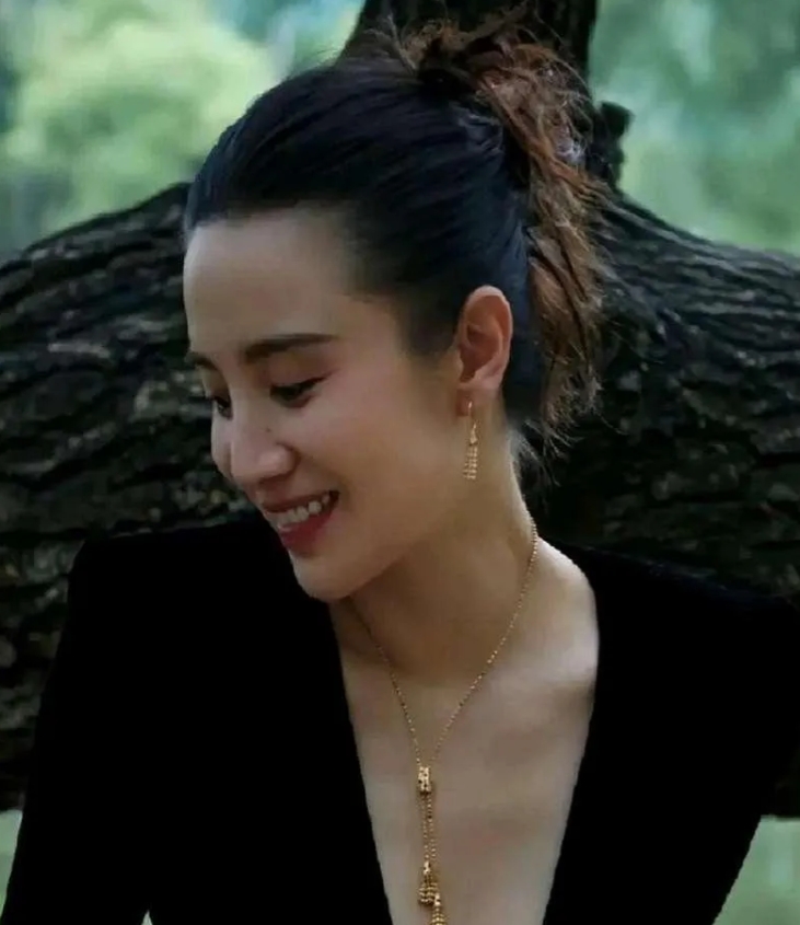 有钱人确实好，男人有钱可以娶小媳妇，女人有钱可以嫁小丈夫。超级大美女小宋佳有钱，