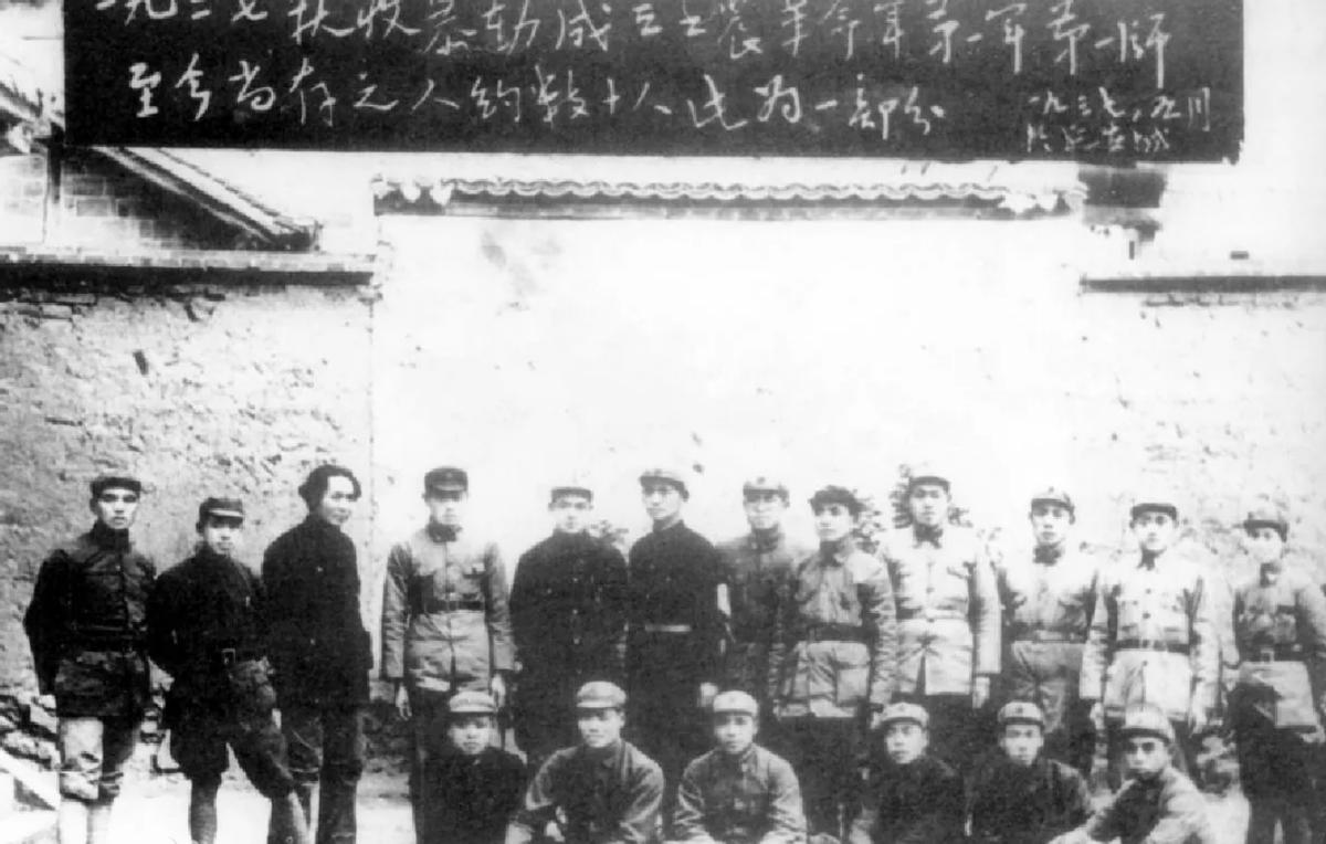 在1955年新中国首次授衔仪式上，毛主席做出了一个让人意外的举动，只见他快步走到