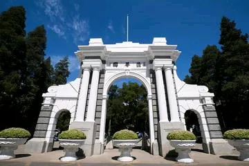 我国大学校门之最：
1、最威武雄壮的校门→国防科技大学。
2、最古典的校门→上海