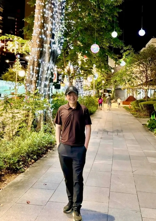 新加坡新任总理黄循财，在媒体上宣布他将休假了。政府工作将由副总理颜金勇暂时替代。