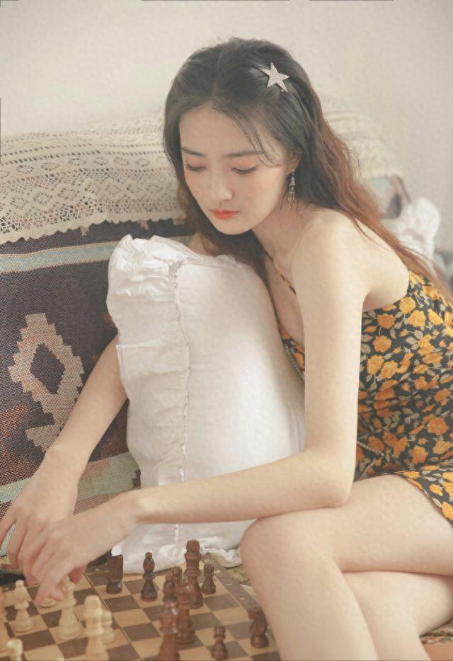 徐璐小清新吊带裙，嫩嫩的脚丫