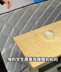 近日，河南驻马店当天温度低至零下，教室开门的一瞬间，靠近门口的三个孩子受到的凉气