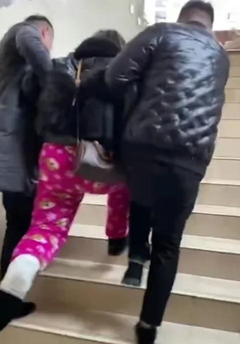 “只要手健在，就可以上桌。”2022年重庆的李李女士，很喜欢打麻将，但前不久下楼