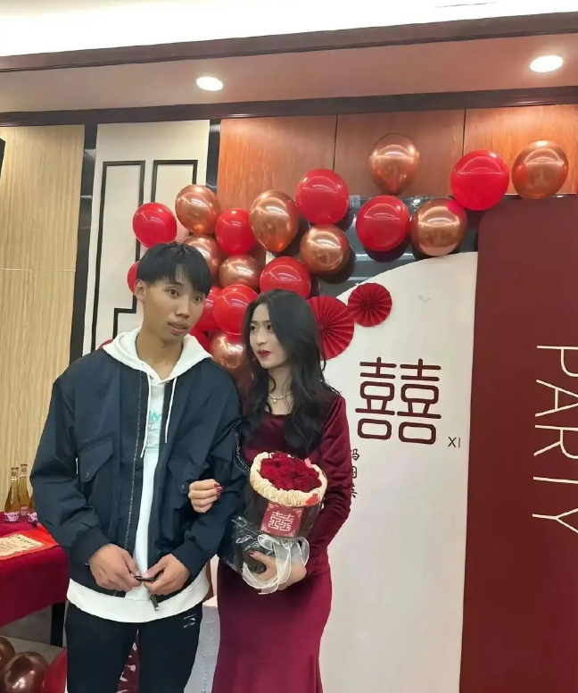 听说是她追的他，真是郎才女貌，有情有义！