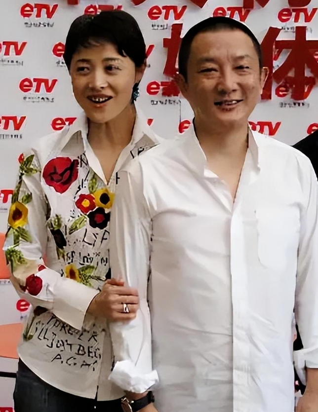 35岁的导演张健爱上女演员刘蓓，就跟小9岁的妻子黄铭摊牌：“我们离婚吧，作为补偿
