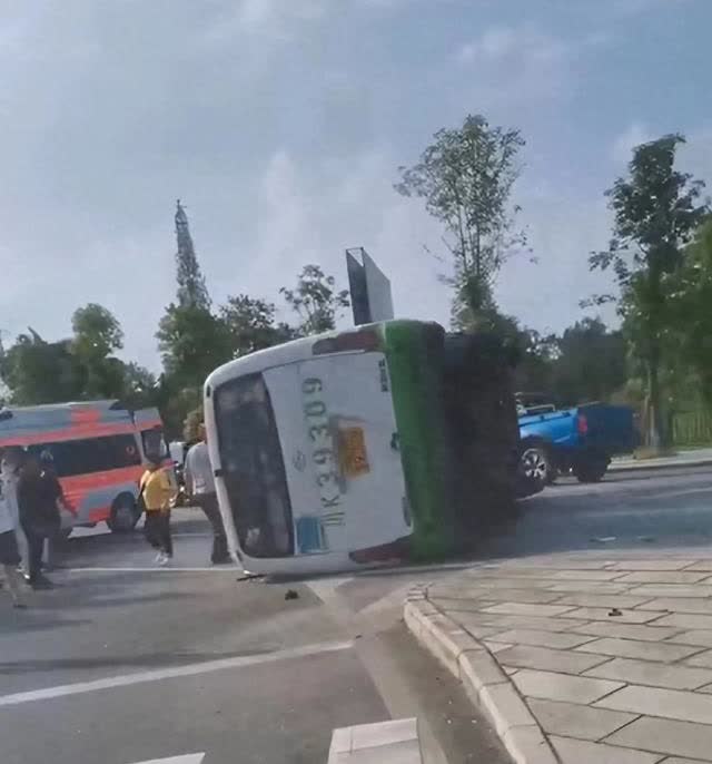 7月25日，四川内江隆昌市万家大院十字路口，一辆大客车与小车碰撞后侧翻，现场多人