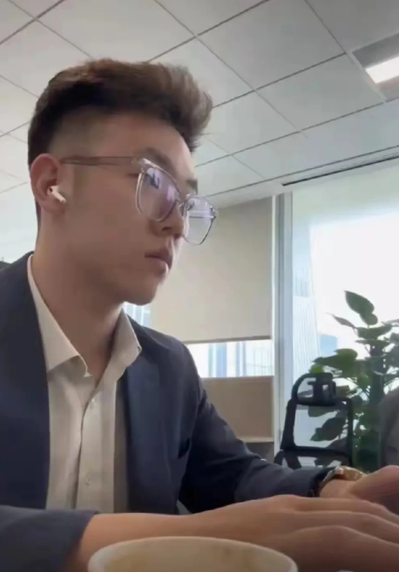 武术生独闯金融圈，果然不按套路出牌，身体力行的整顿了金融圈。
不愧是武林风范，一