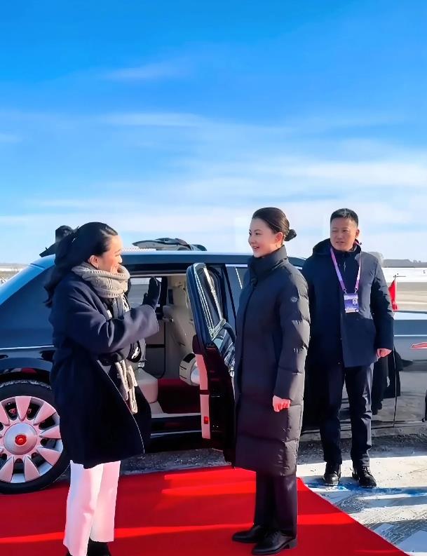 感动瞬间，泰国总理佩通坦回泰国登机前与保镖严月霞亲切交谈，并挥手道别。
来华期间