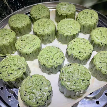    我花了整整一下午的时间做月饼，在放进锅之前月饼还挺好的，可从锅里出来后就变