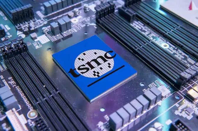 虽然美国制造业空心化，但美国却可以通过技术控制其它行业发展。

比如虽然光刻机是