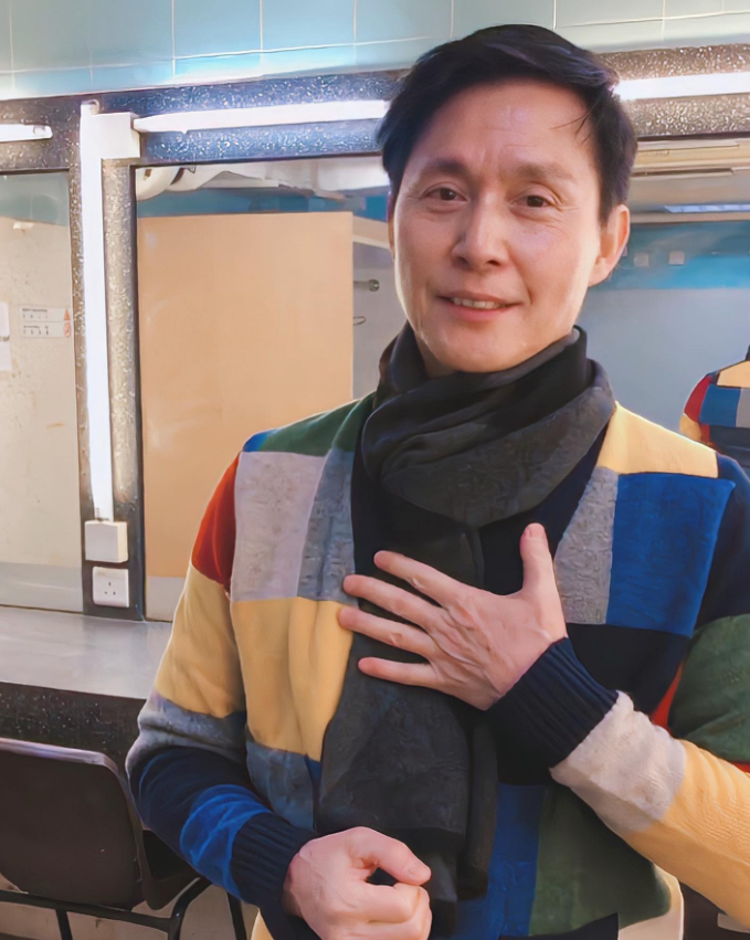 这位香港TVB男星今年都已经66岁，看起来还是很年轻，香港艺人好像都吃了防腐剂