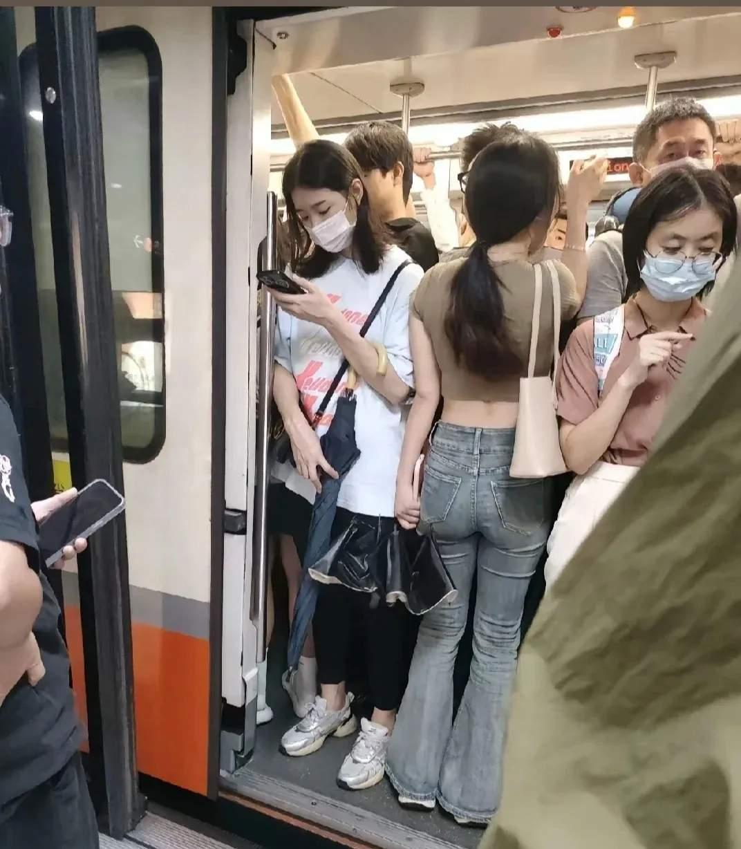 女生也有咸猪手，我和我女朋友坐地铁，穿着瑜伽裤靠过来，那时我真的一动不敢动啊。