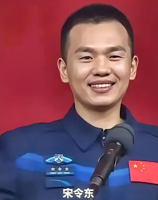 入选的航天员宋令东，他来自山东曹县。

第一：能培养出这么优秀的儿子，真的很不容