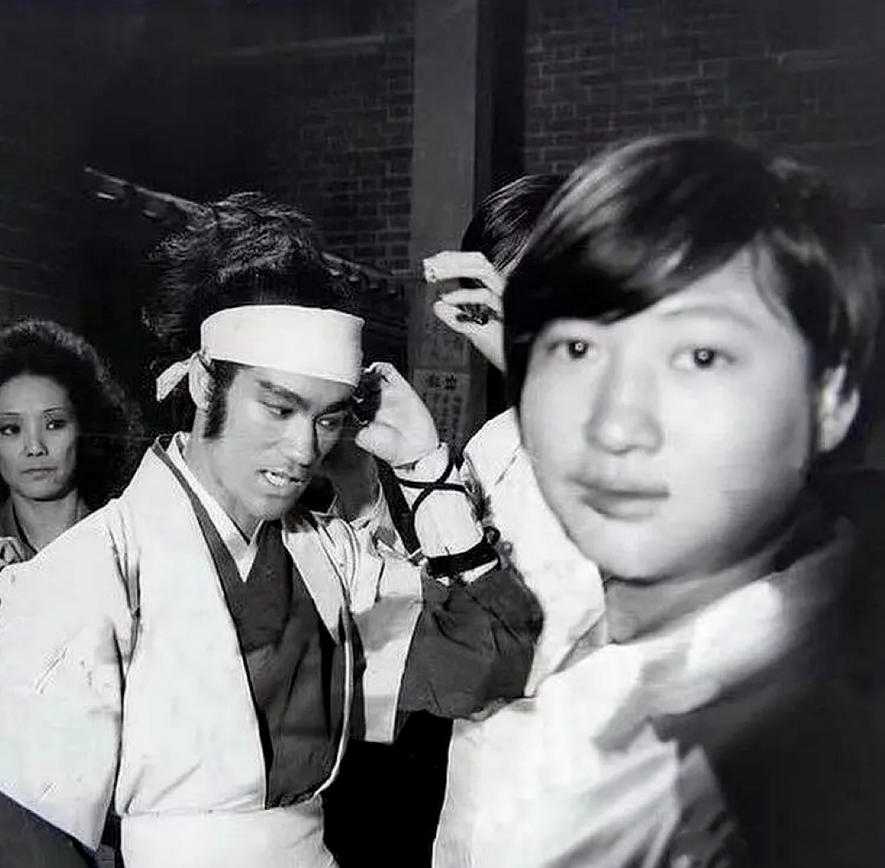70年代初，李小龙在嘉禾影棚里试妆时，一个“小胖子”刚好进到了镜头里面，而被拍摄