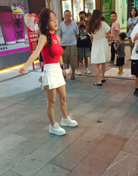 知道冯提莫矮但没想到这么矮，目测不超过160