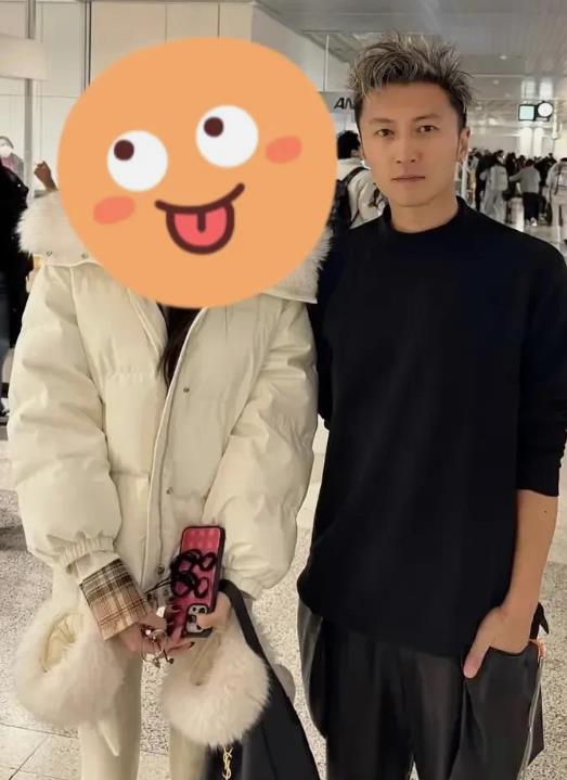 年轻的时候冠希的颜值惊为天人，老了反而谢霆锋帅气多了。
 
老了不是挺正常的，相