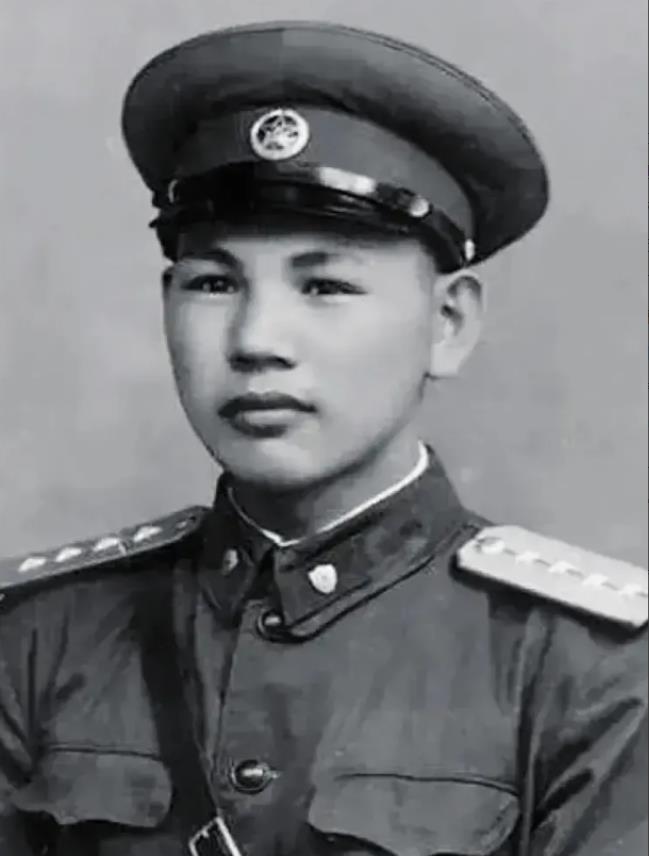 1945年，八路军在公路上伏击日军，排长见日军人数太多，就下令撤退，谁知一个小战