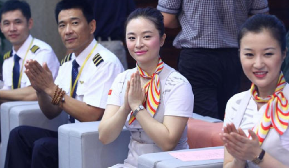 2012年，一架飞乌鲁木齐的飞机升至5000米高空，一位空姐广播呼叫完毕之后，立