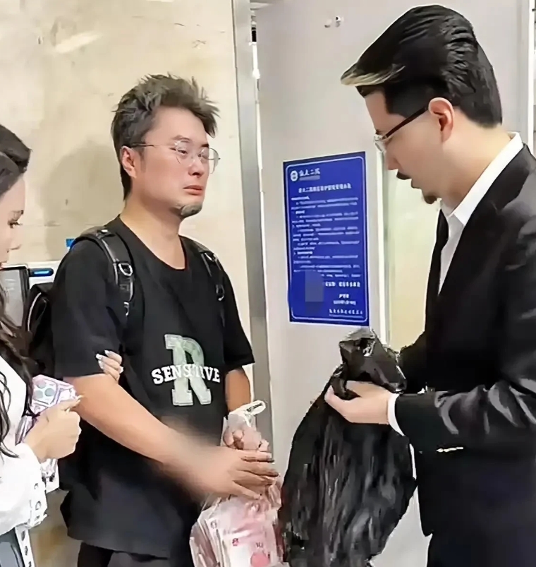 只要是真心实意做好事，高调摆拍没毛病！

做好事就应当大张旗鼓让人知道，前有陈光