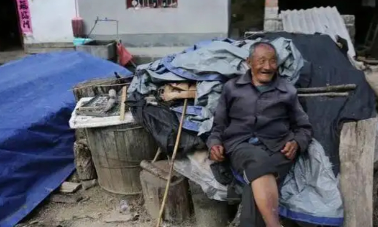 江苏徐州，一大爷是一位五保户，他的亲二弟看他生活窘迫，于是就让他住在自己家，这一