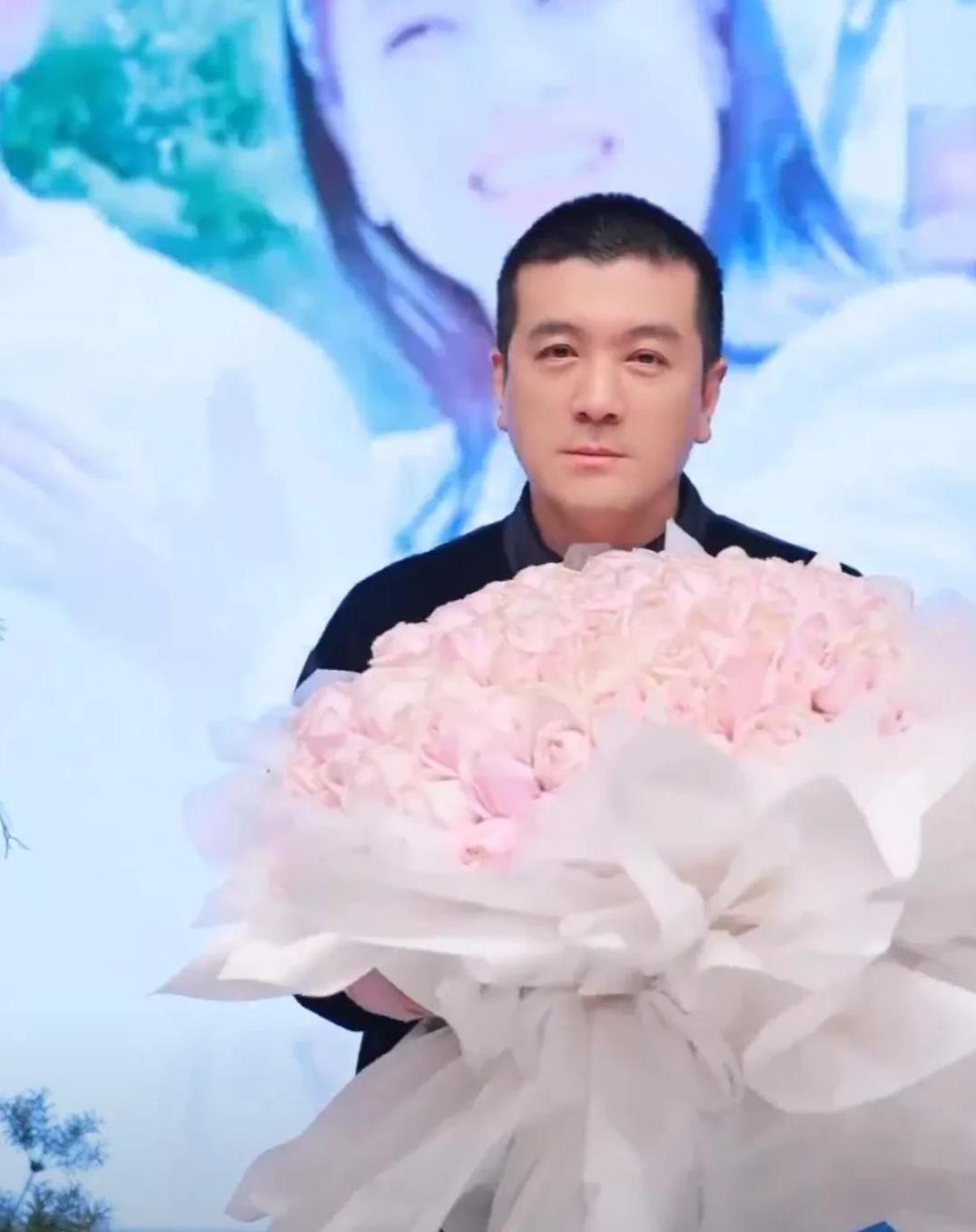 太抽象了！
杨子直播“追”黄圣依，说要当众给黄圣依求婚.
结果一边直播，一边收礼