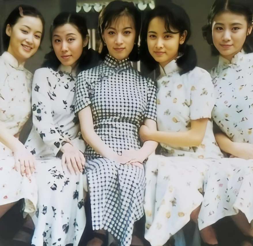 在五美中，坐C位的金巧巧还是挺漂亮的，不过感觉右一这个美女更漂亮，但此美女不出名