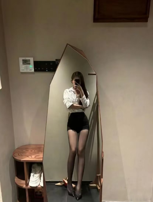 姐的魔鬼身材还有看脸的必要了吗哈哈哈哈哈