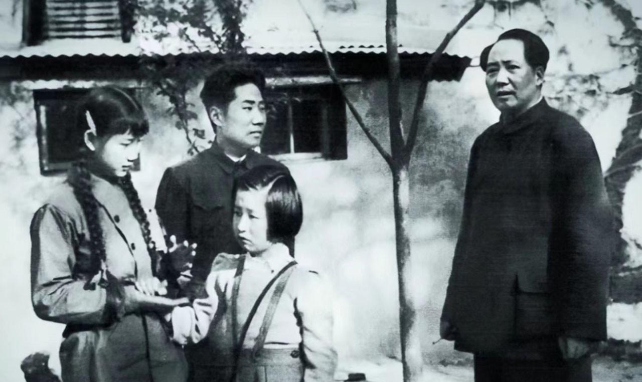 1949年，岸英与思齐在北京留下了这张珍贵的合影，镜头中的岸英穿着中山装，双目炯