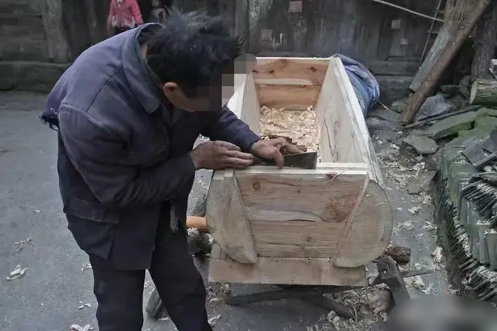 河北，老人自觉年事已高在家给自己做了口棺材，亲戚看见让他也帮自己做几口。谁知邻居