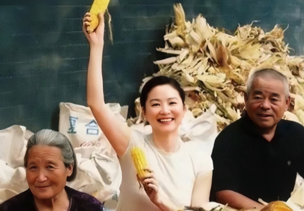 2008年，林青霞在山东老家与叔公一家掰苞米的珍贵照片。镜头下，她身穿白色短袖，