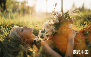 被美貌诅咒的女人