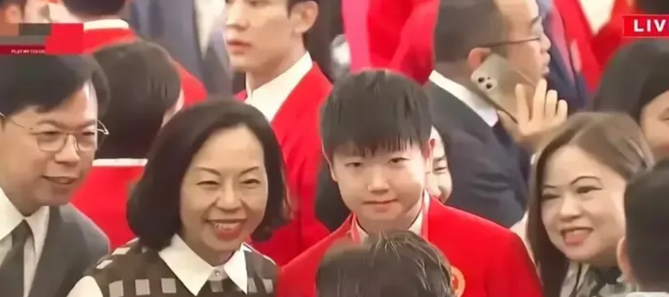 孙颖莎访港火到爆，刘国梁的话是真的：

1，第一张，名流合影

2，第二张，名士