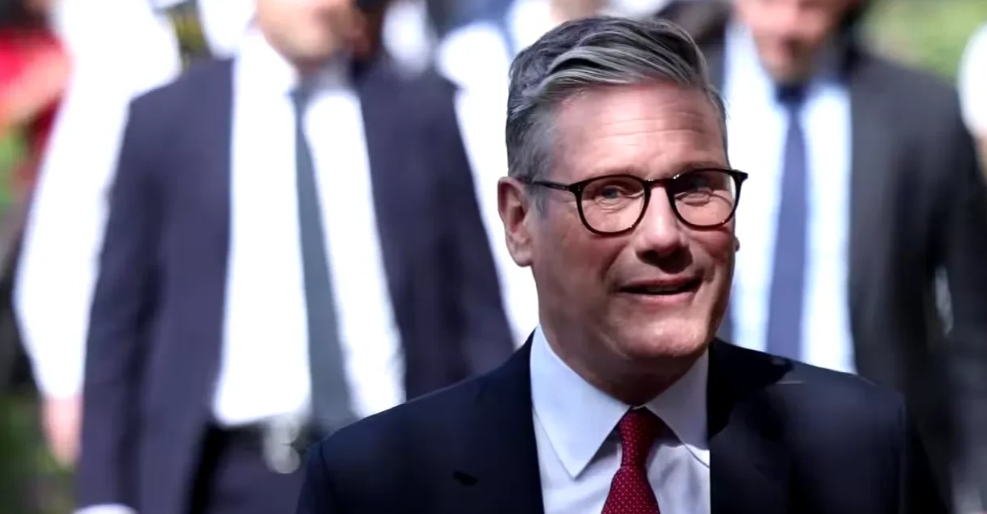 即将在大选中获胜的英国工党领袖基尔-斯塔默（Keir Starmer）说，他成长