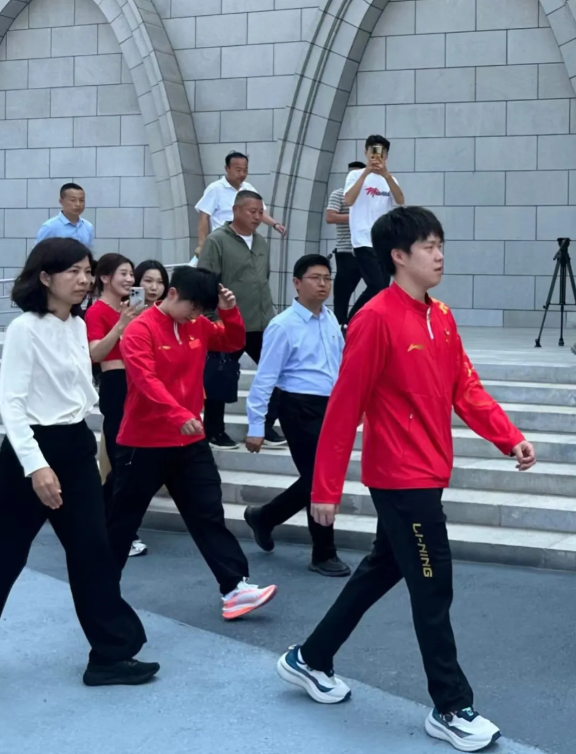 孙颖莎和王楚钦终于会合。

只看到王楚钦一个人，心里空落落的，好像失去什么。

