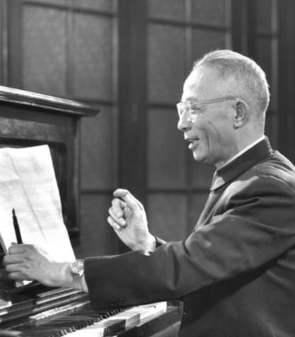 1950年，一列开往天津的火车上，音乐家王莘泪流满面，激动得不能自已，许多乘客因