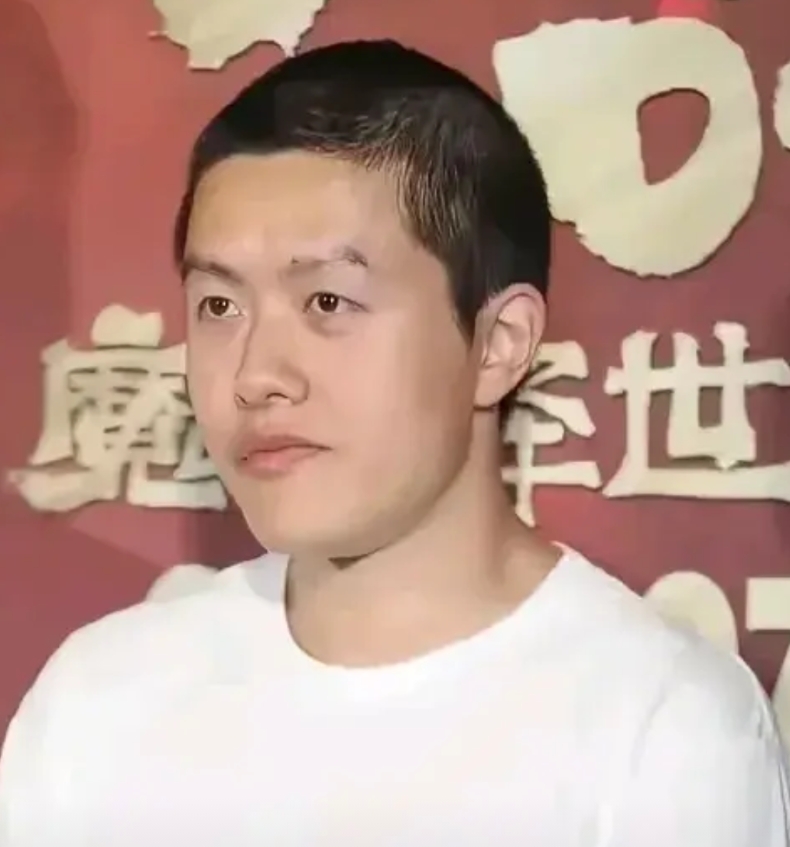 饺子的成功不可复制，不信让他换个家庭，不疯也抑郁了！

履历介绍，他只听话了一次