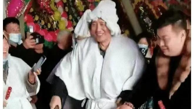 他是中国顶尖男高音，被帕瓦罗蒂收为徒弟，却因母亲葬礼遭受争议