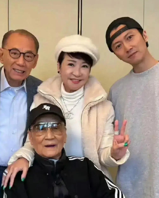 谢霆锋的妈妈狄波拉应该有70多岁了吧？她保养得可真好，根本不像这个年纪的人。
