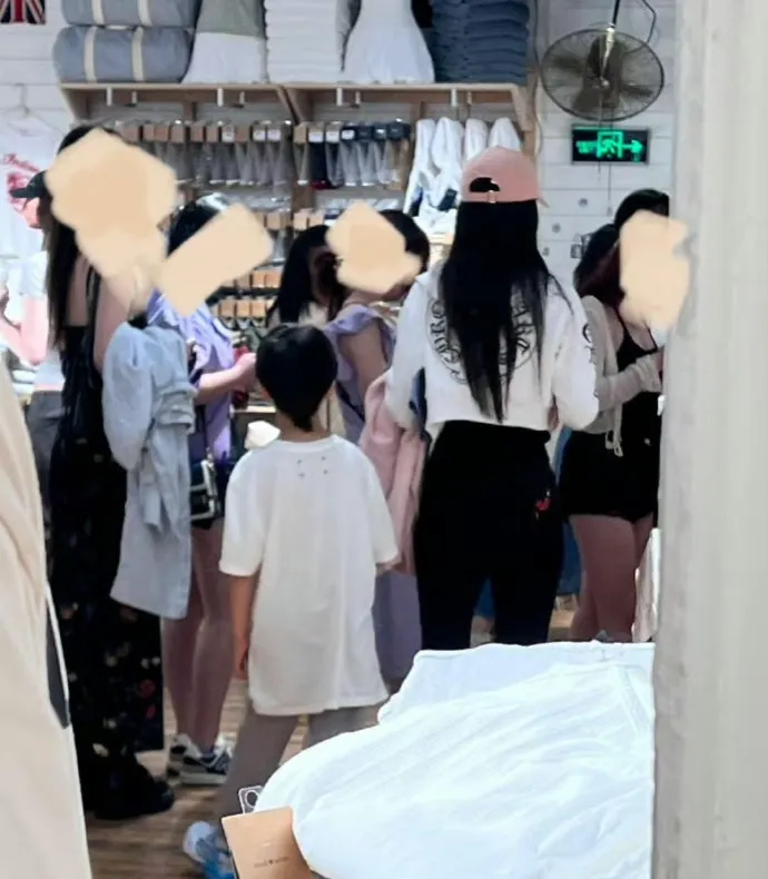 杨颖冲上热搜！
5月25日，杨颖突然冲上了热搜，只因为有网友逛街时偶遇了杨颖带儿