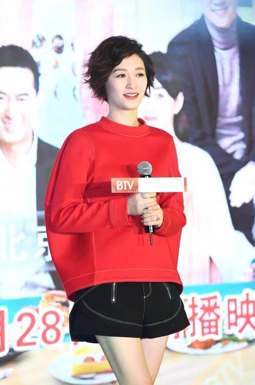 **标题：李小冉哭着向刘晓庆道歉，娱乐圈再掀波澜**