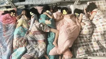 这样的住宿条件，真希望好心人能帮帮她们...