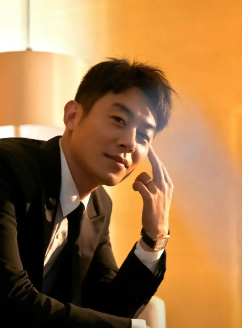 朱亚文怎么了？资源不佳荷尔蒙也不再？原因就这5个！

1. 应该是换经纪人的问题