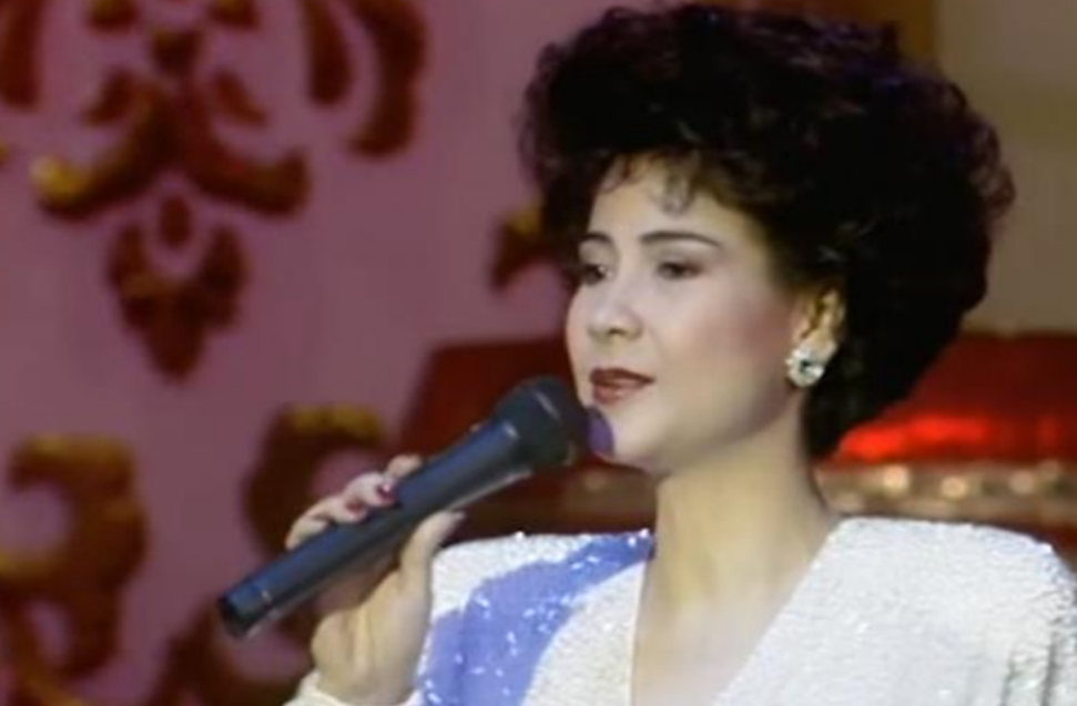 1999年，甄妮被邀请去美国开演唱会，当她得知同时被邀请的还有毛宁时，立马气冲冲