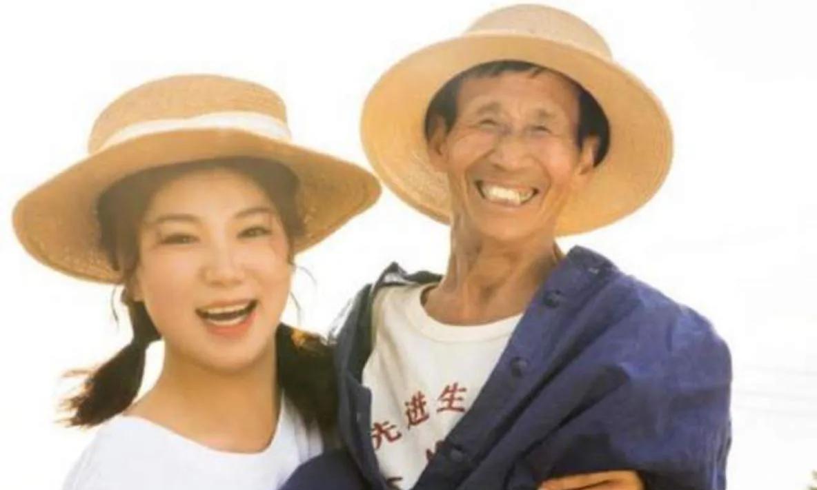 1997年，一贫穷老光棍捡到女弃婴，村民嘲讽：养活自己都难，你拿啥养她？送人吧！