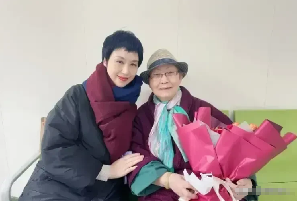 和京剧名旦史依弘合影的这位气质优雅的老人，估计很多人已经认不出她了[what]如