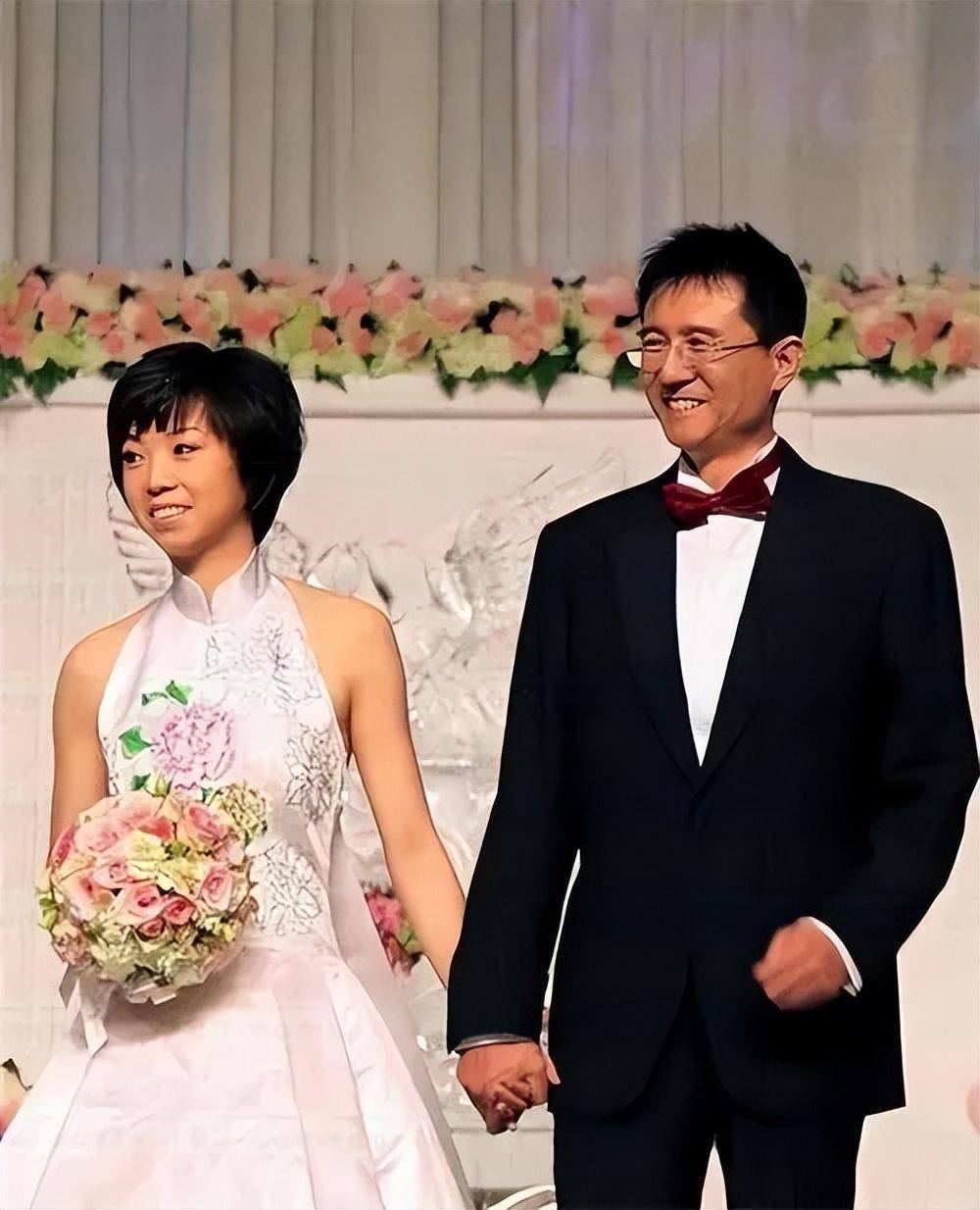 “老婆，你以后买菜就开着劳斯莱斯，我看谁还敢小看你”
“老公，我们何必和他们一般