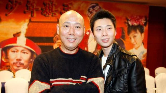 父亲是老戏骨，身家数亿，而他曾与母亲住18平米房，39岁不敢结婚